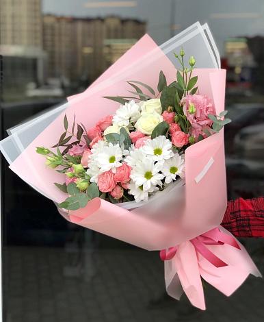Букет цветов из: Розы, Лизиантусы и Хризантемы в Выкопанке